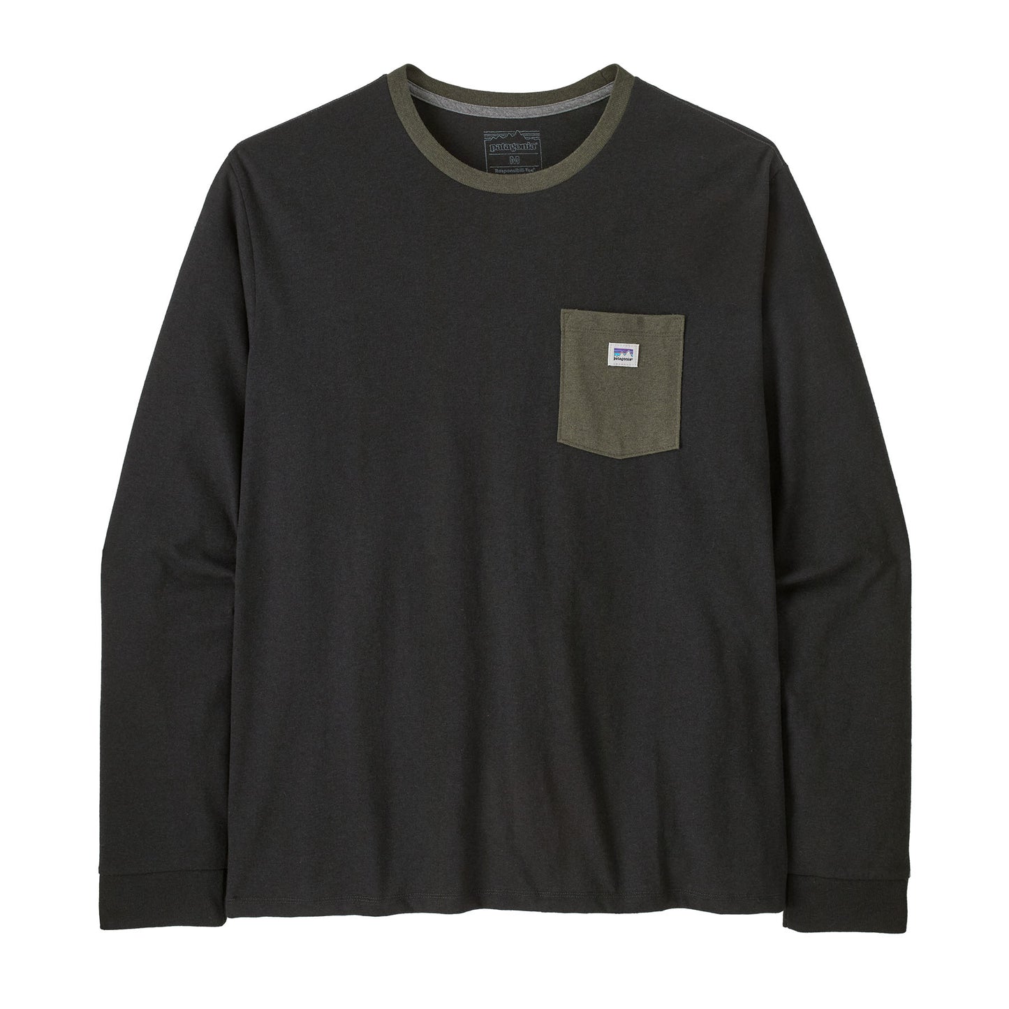 Vista frontal de la camiseta Patagonia M's L/S Shop Sticker Pocket Responsibili-Tee en color liso con bolsillo