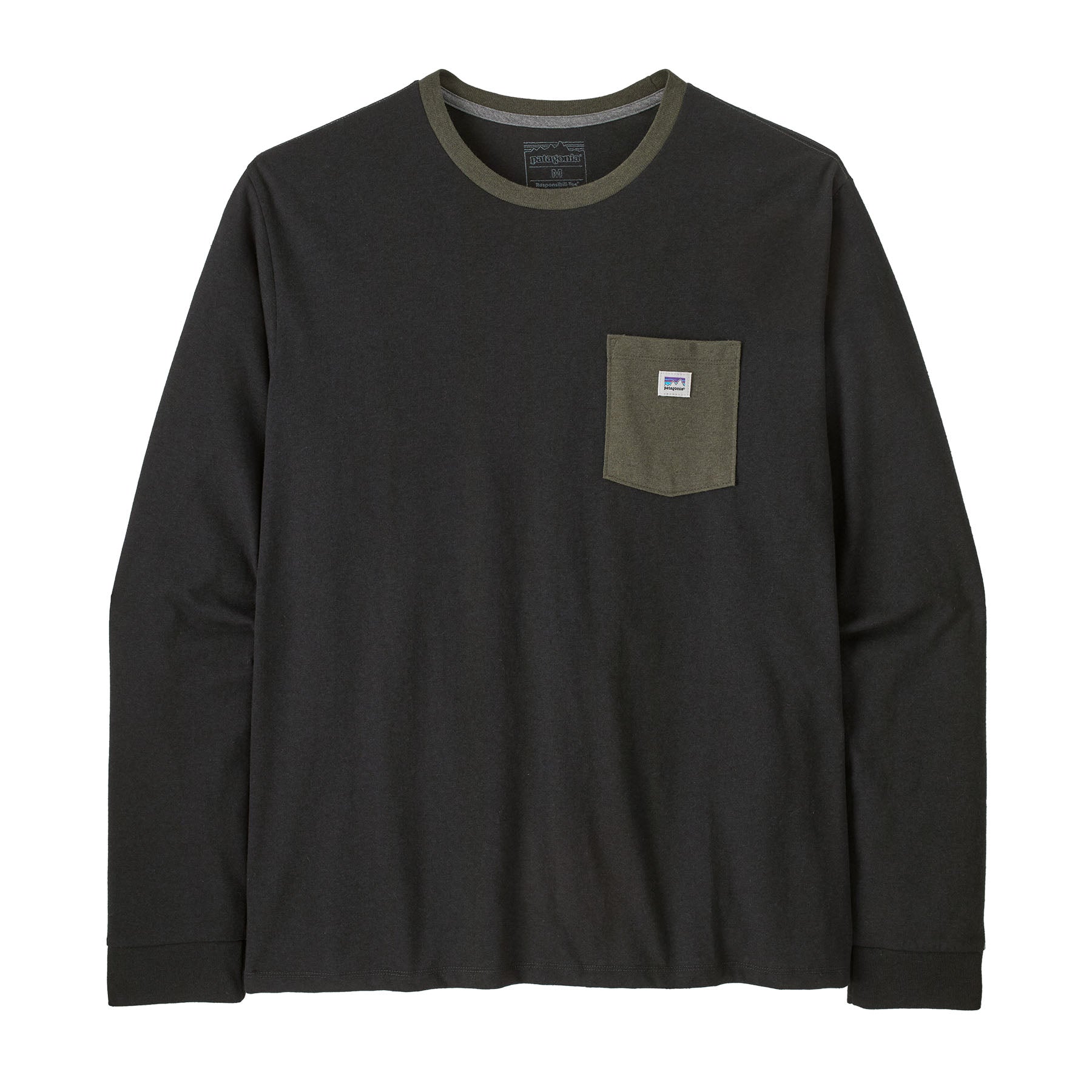 Vista frontal de la camiseta Patagonia M's L/S Shop Sticker Pocket Responsibili-Tee en color liso con bolsillo