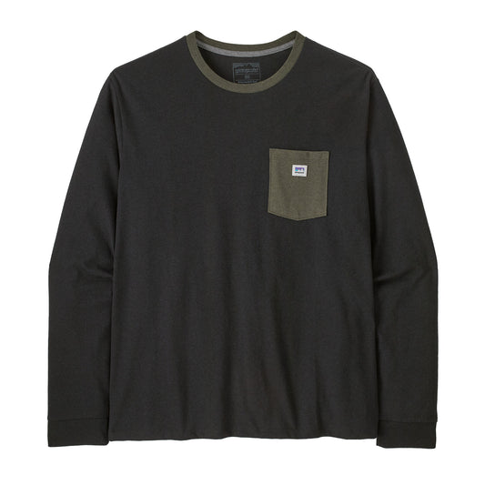 Vista frontal de la camiseta Patagonia M's L/S Shop Sticker Pocket Responsibili-Tee en color liso con bolsillo